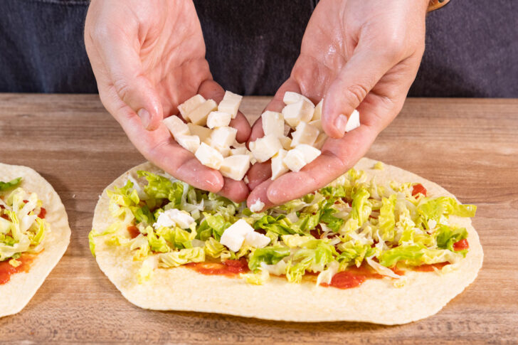 Mozzarellawürfel verteilen