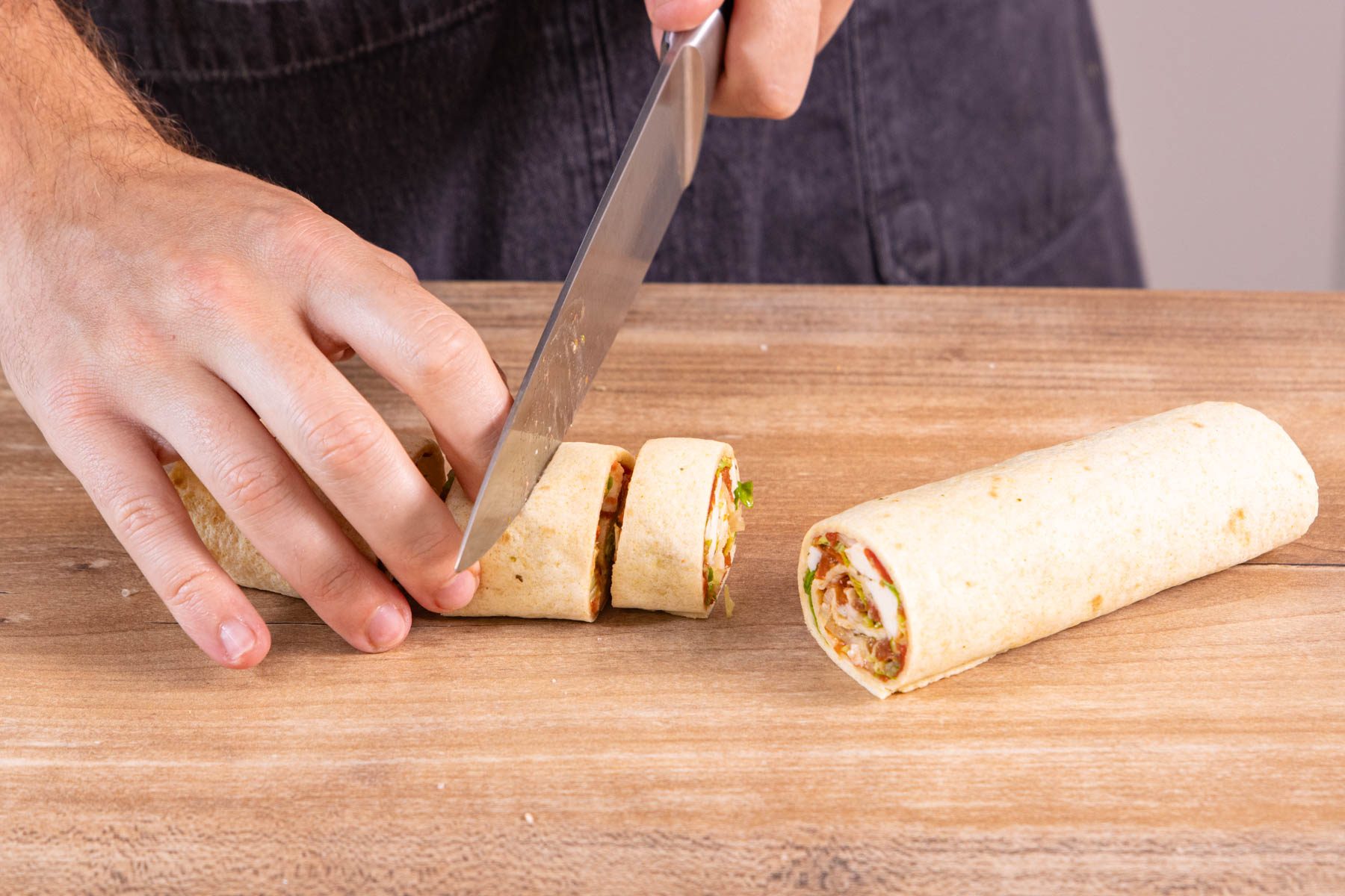 Gefüllten Wrap in Röllchen schneiden