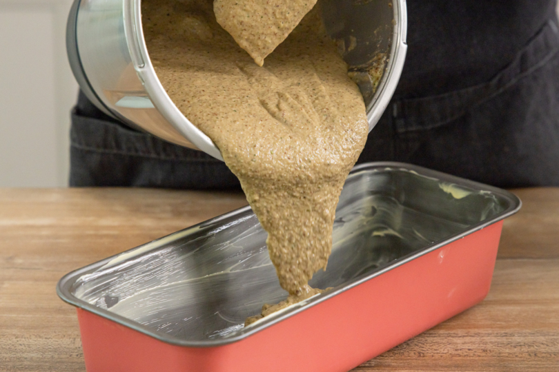 Teig in die Form füllen