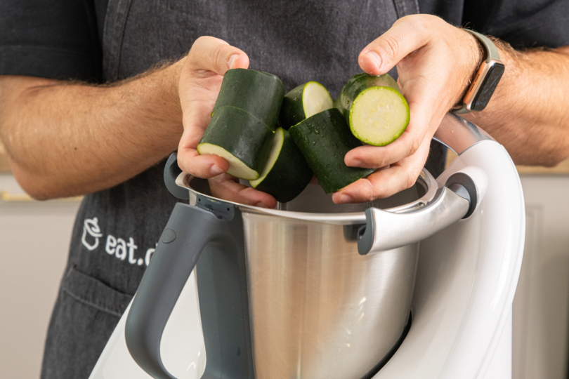 Zucchini in den Mixtopf geben