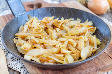 Zwiebeln karamellisieren