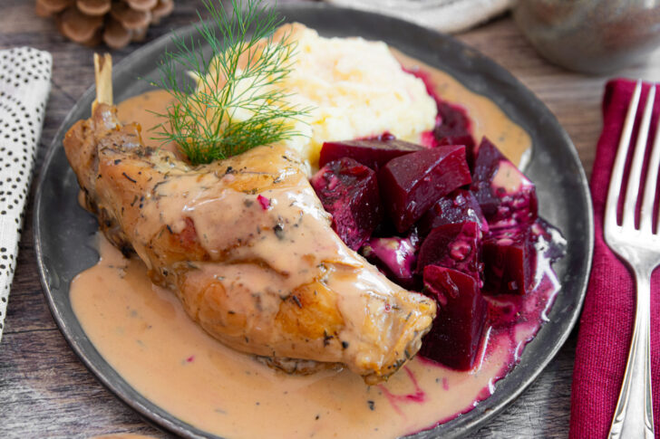 Kaninchenkeulen mit Rote-Bete-Gemüse und Pastinaken-Püree