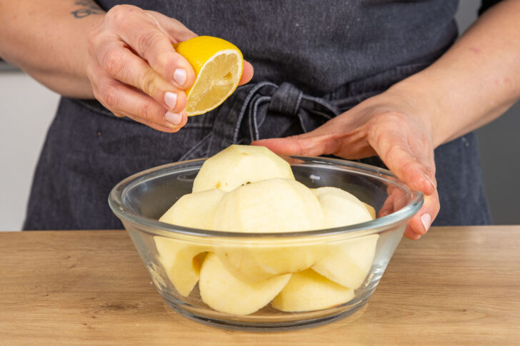 Zitronensaft über Äpfel träufeln