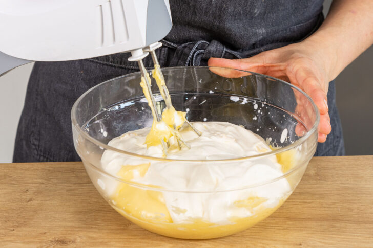 Schmand mit Pudding verrühren