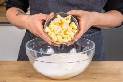 Butter zum Mehl geben