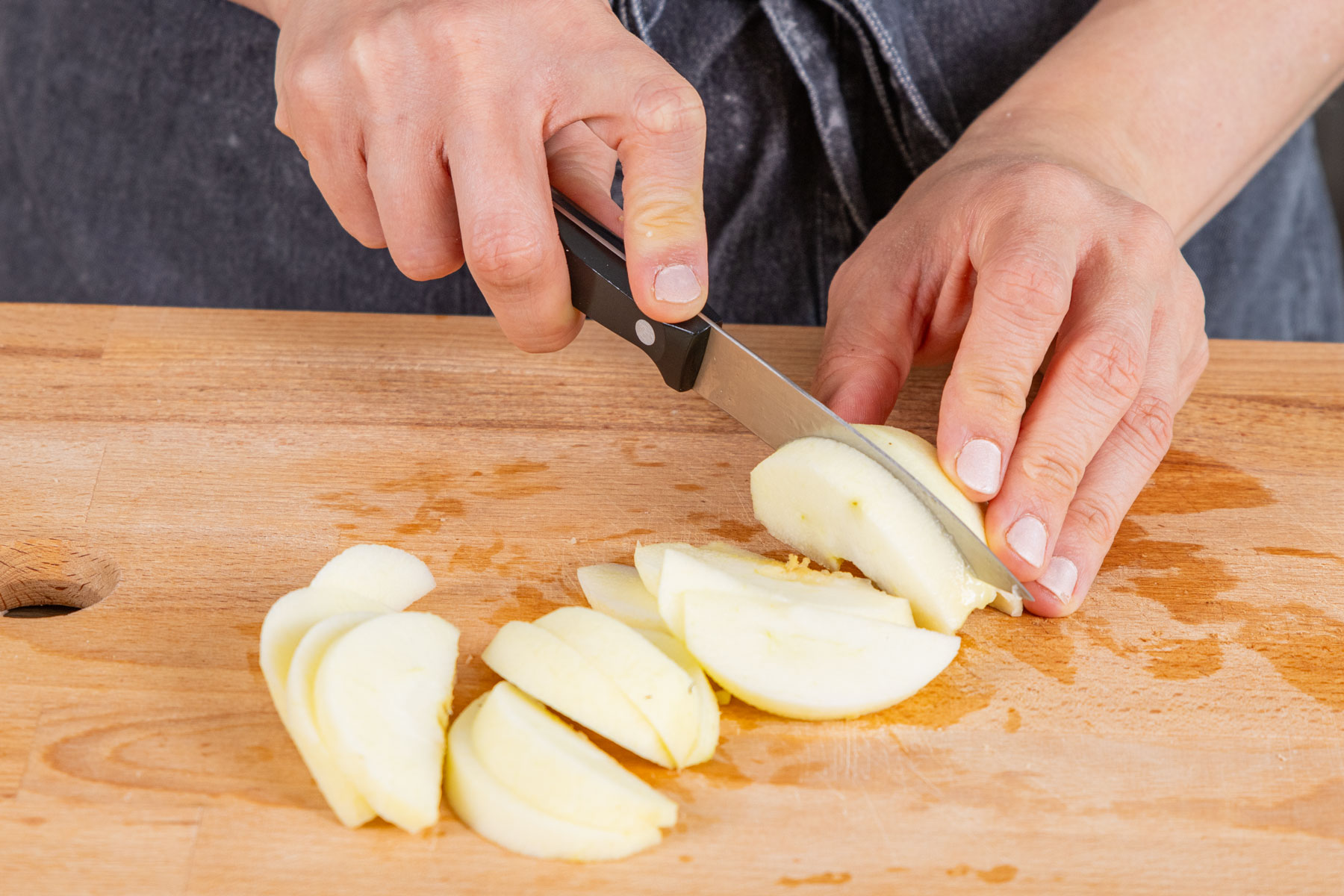 Apfel in Spalten schneiden