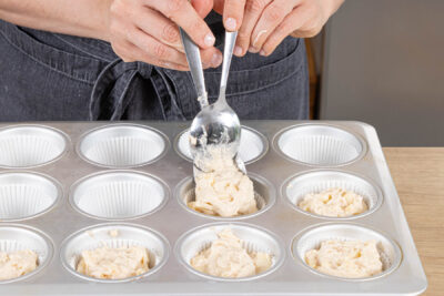 Muffinteig in die Förmchen geben
