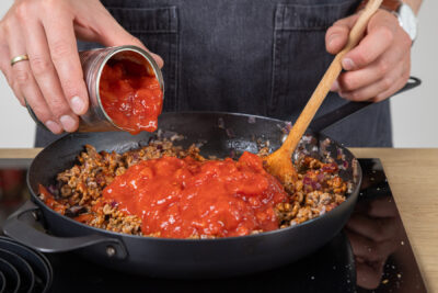 Stückige Tomaten dazugeben