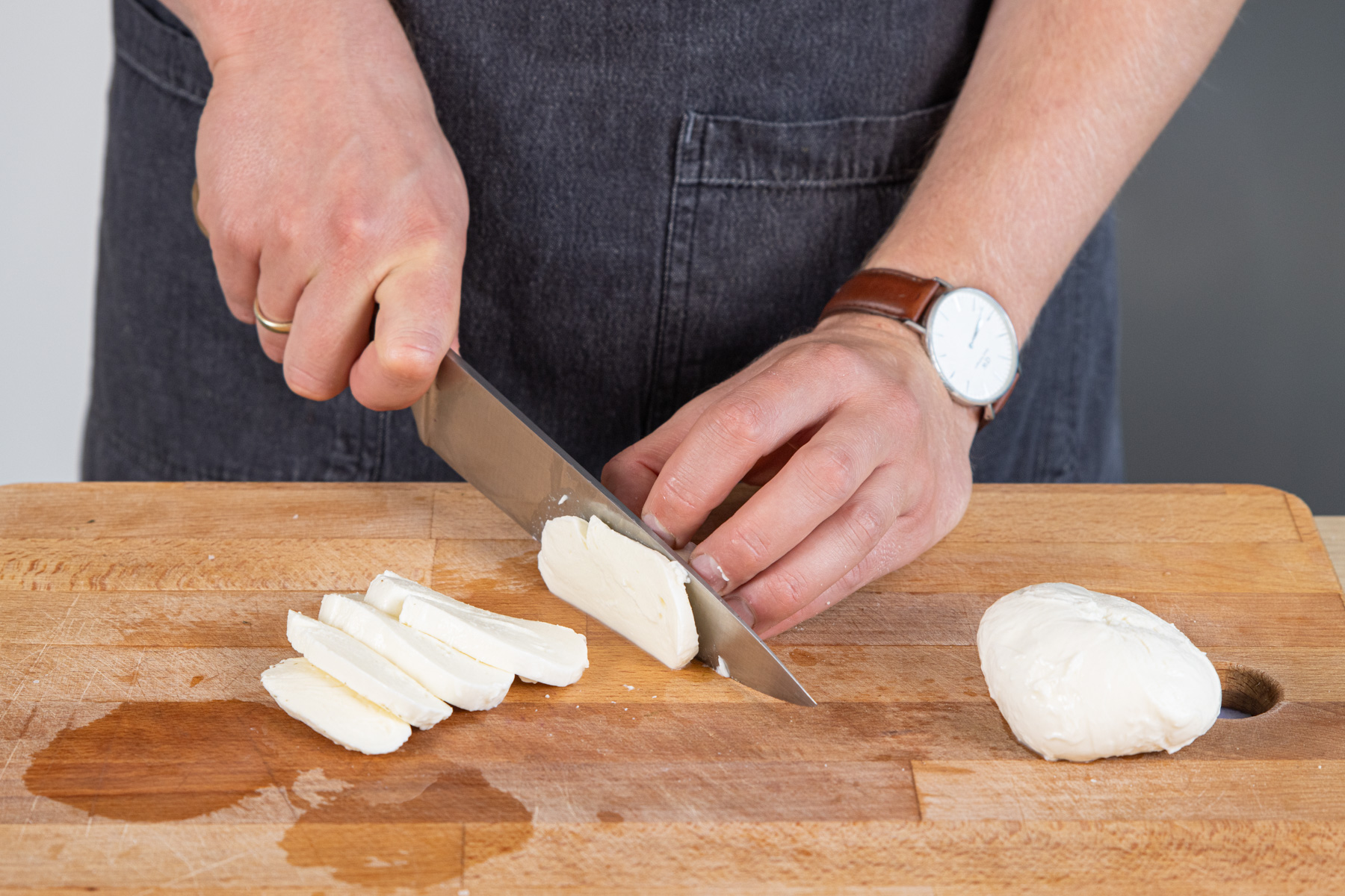 Mozzarella in Scheiben schneiden