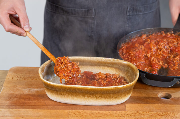 Auberginenauflauf mit Hackfleisch schichten