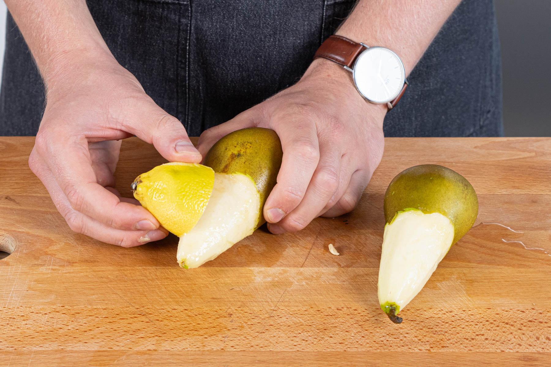 Geschälte Birne mit Zitronensaft einreiben