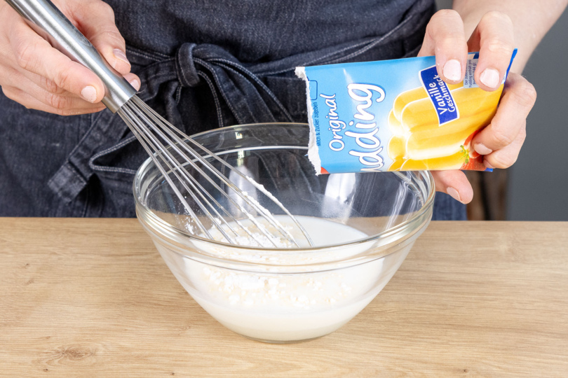 Puddingpulver in die Milch einrühren