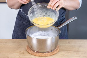 angerührtes Puddingpulver zur Milch geben