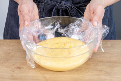 Frischhaltefolie über den Pudding geben