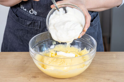 Schmand zum Pudding geben