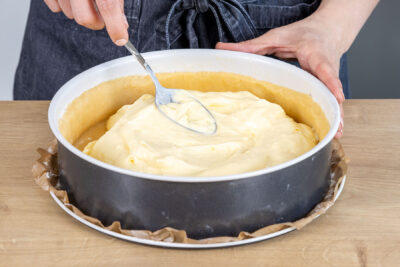 Puddingcreme auf dem Mürbeteig verteilen