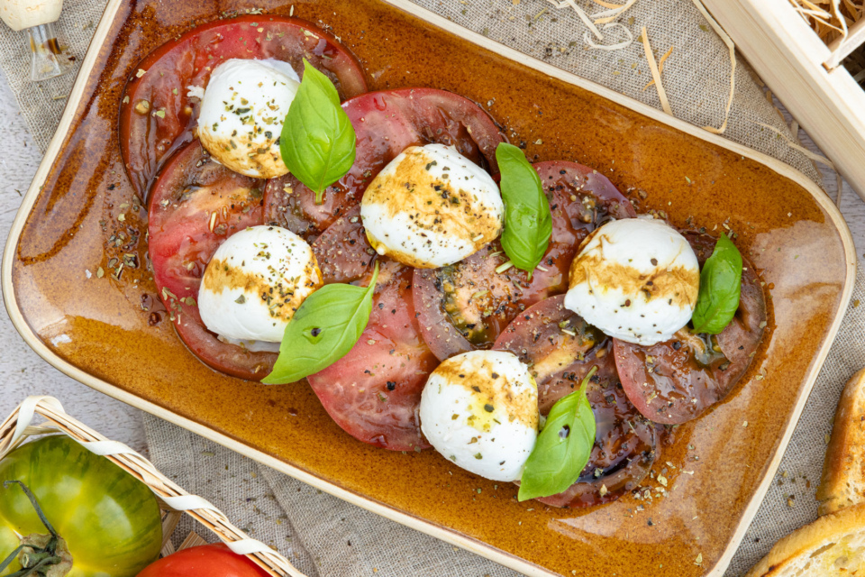 Caprese-Salat mit Tomate-Mozzarella