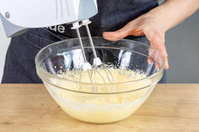 Zucker, Butter und Salz verrühren