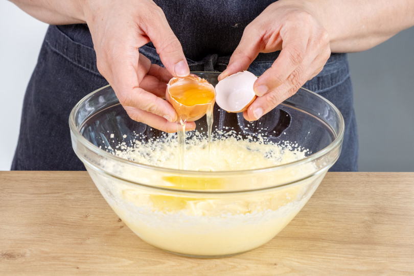 Ei zur Zucker-Butter geben