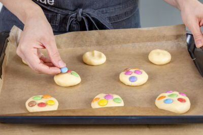 Smarties in die Cookies drücken