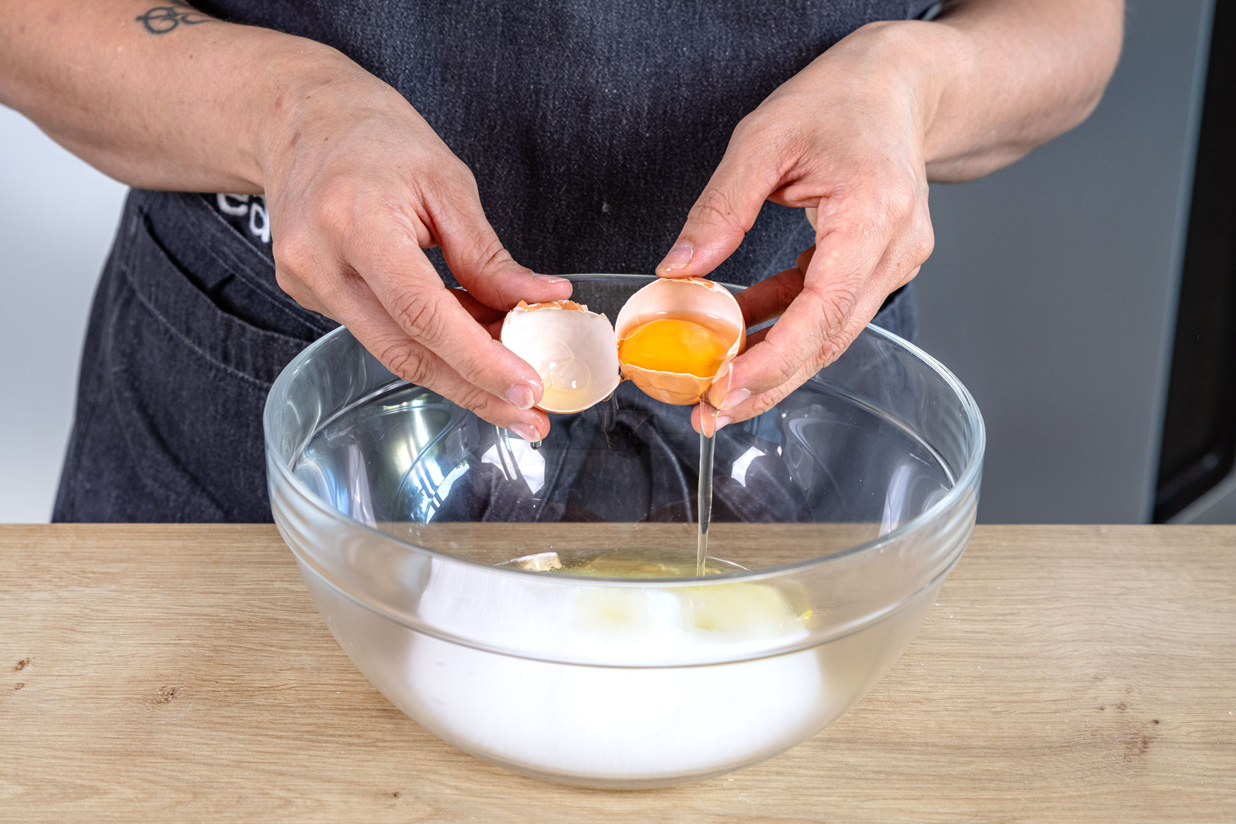 Eier mit Salz und Zucker schaumig schlagen