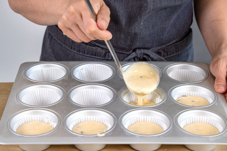 Rührteig in Muffinform füllen