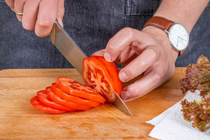 Tomate schneiden