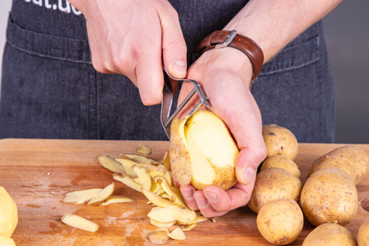 Kartoffeln schälen