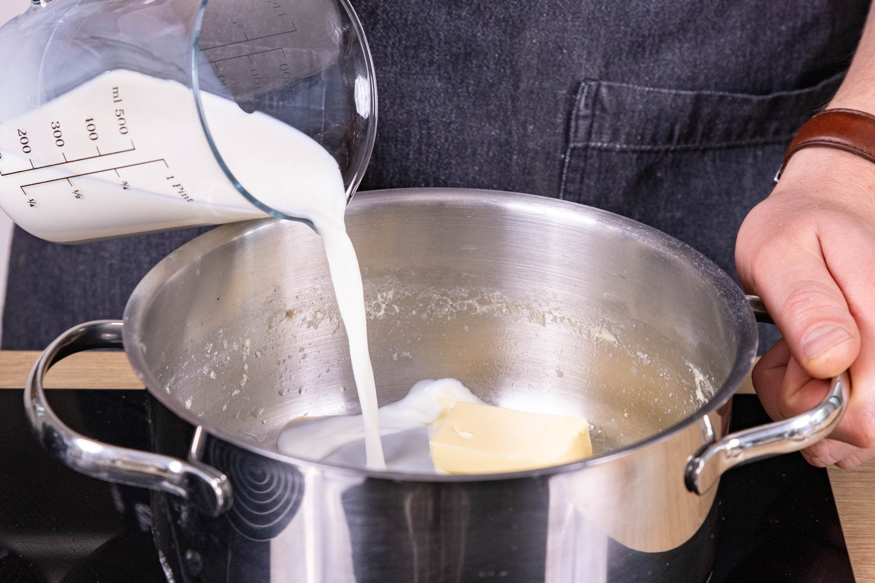 Milch zu Butter gießen