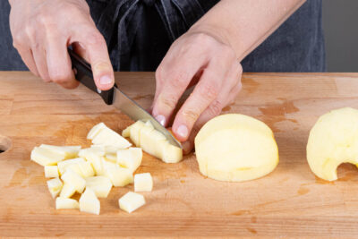 Äpfel schälen und in Würfel schneiden