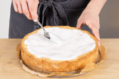 Gedeckten Apfelkuchen nach Landfrauen-Art mit Zuckerguss dekorieren