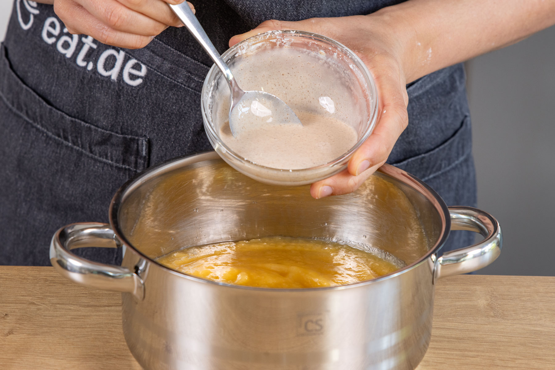 Gedeckter Apfelkuchen mit Apfelmus | Rezept