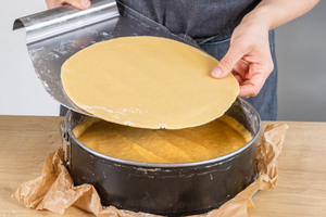 Teig als Decke auf Kuchen legen