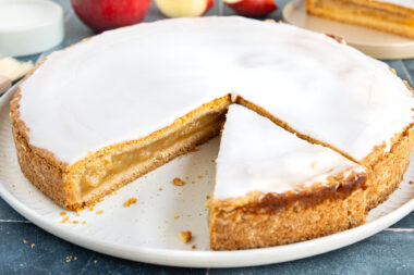 Gedeckter Apfelkuchen mit Apfelmus