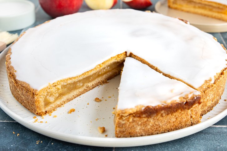 Gedeckter Apfelkuchen mit Apfelmus