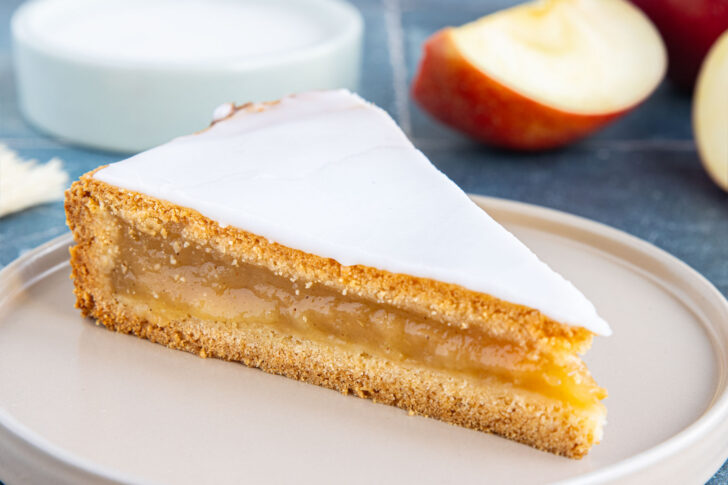 Gedeckter Apfelkuchen mit Apfelmus
