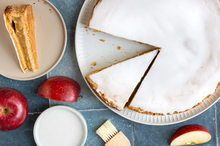 Gedeckter Apfelkuchen mit Apfelmus