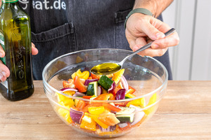 Öl zum Gemüse geben