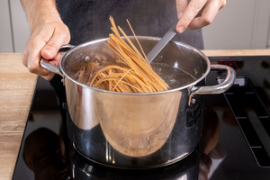 Spaghetti kochen