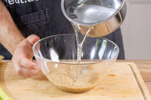 Grünkernschrot mit kochendem Wasser übergießen