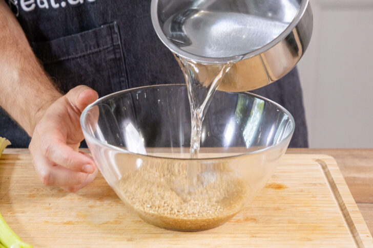 Grünkernschrot mit kochendem Wasser übergießen