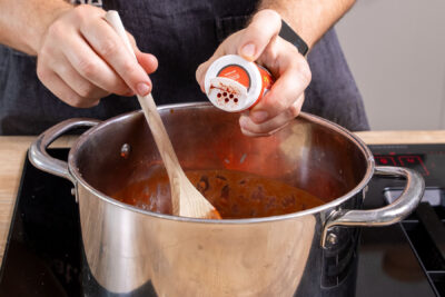 Grünkern-Bolognese würzen