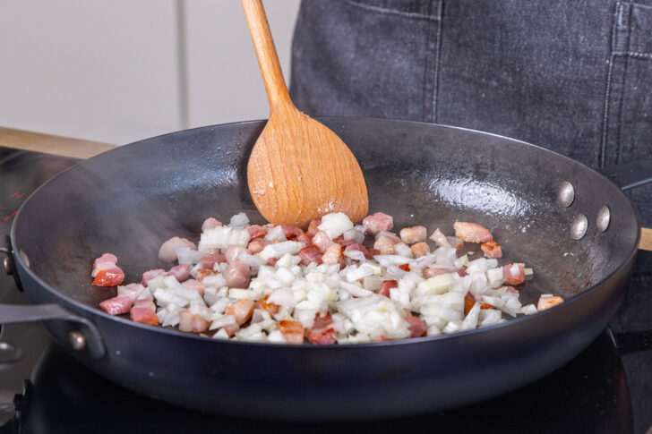 Zwiebel und Speck anbraten