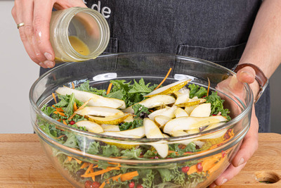 Dressing zum Grünkohlsalat geben