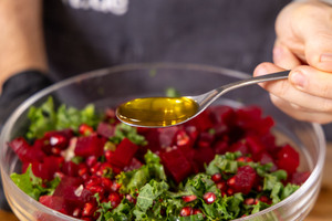 Öl zum Grünkohlsalat geben