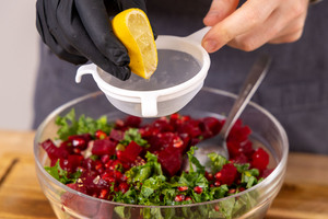 Zitrone zum Salat pressen