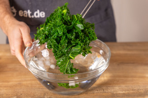 Grünkohl ins Eiswasser geben