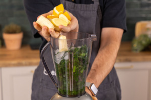Banane, Ingwer und Orange in den Mixer geben