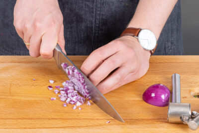 Zwiebeln und Knoblauch fein hacken und pressen