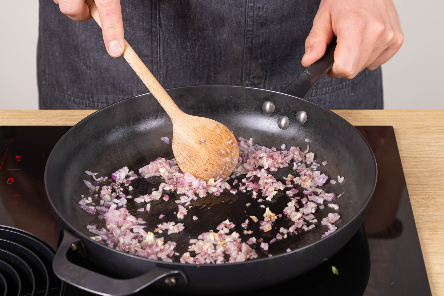 Zwiebeln und Knoblauch anbraten